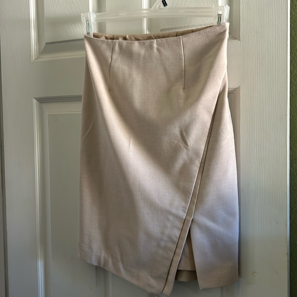 White House Black Market pencil skirt with slit. Size 0.